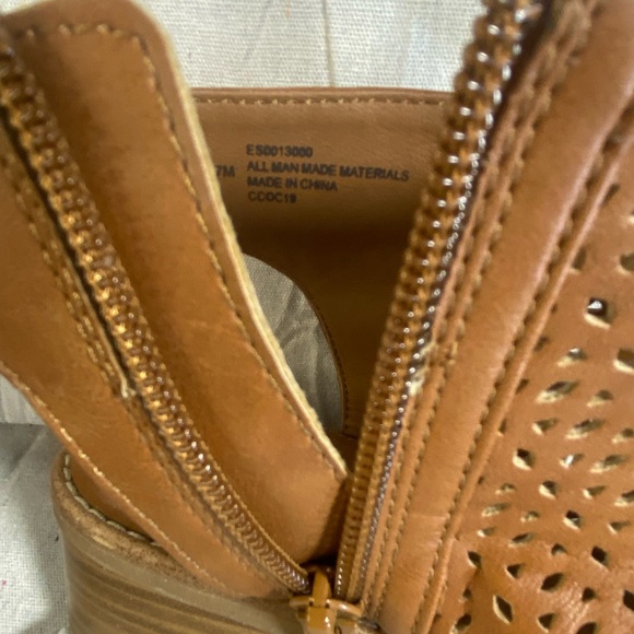 BOHO Sandals  Textured Design and Open Ankle; zipper or ties, size 7, A+ - Picture 5 of 11